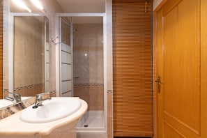 Shower, towels