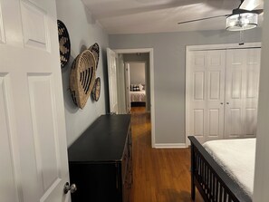 3 室のベッドルーム、アイロン / アイロン台、WiFi (無料)、ベッドシーツ