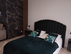 1 bedroom, bed sheets