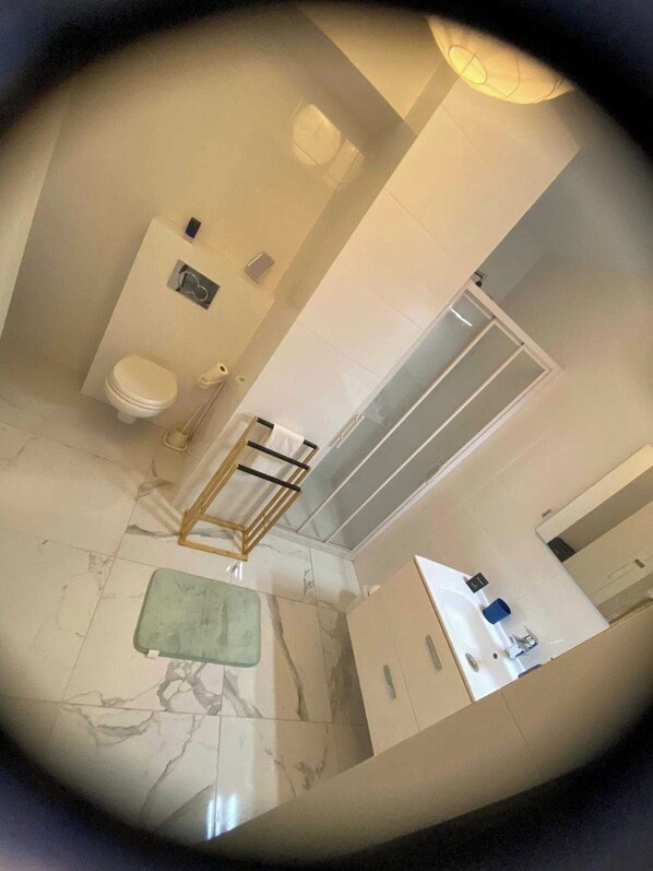 Apartment | Bathroom | Towels, toilet paper