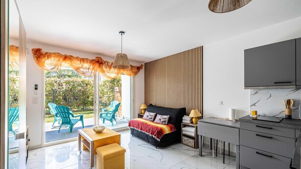 A modern room with a bed, a desk, and a dining area. - Modern Studio - AC - 2P - Cannes (Cannes)