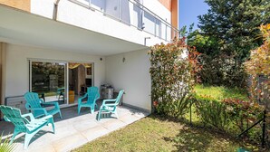 A modern building with a patio area featuring outdoor seating and a garden. - Modern Studio - AC - 2P - Cannes (Cannes)