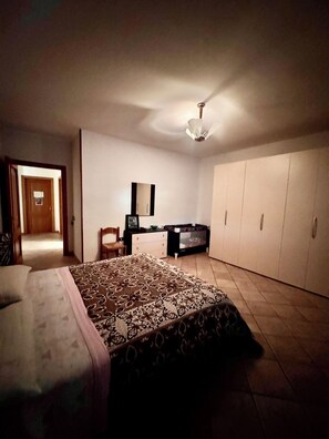 2 عدّة غرف نوم ومكواة/لوح كي وواي فاي مجانًا وملاءات أسرّة