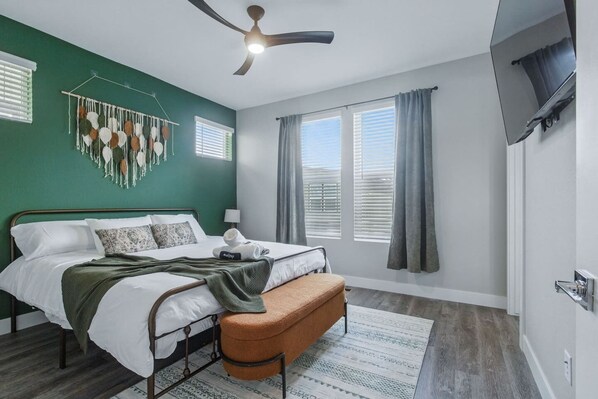 3 bedrooms, desk, iron/ironing board, travel crib - Work & Relax, Sauna, King Bed, Near Olde Town & Denver (Arvada)