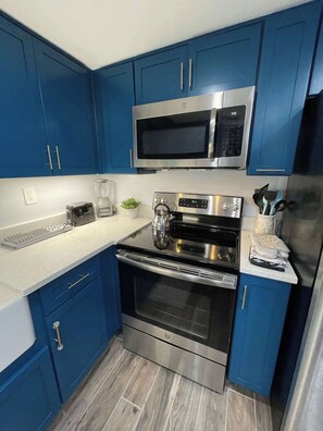 Kühlschrank, Mikrowelle, Ofen, Herdplatte