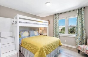 2 bedrooms, iron/ironing board, travel cot, WiFi - Across the street from the Beach By The Hang Out (Gulf Shores)