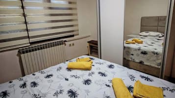 2 quartos, cofres nos quartos, ferros/tábuas de passar roupa, Wi-Fi