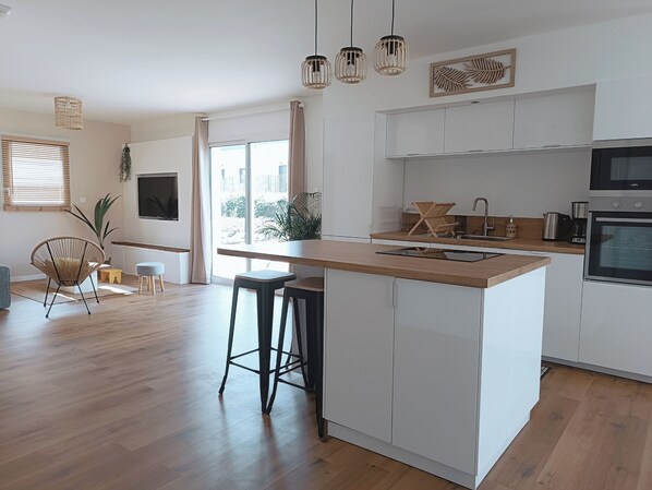 Frigorifero, microonde, forno, piano cottura