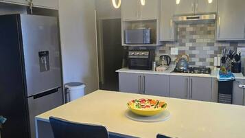 Geladeira, micro-ondas, cooktop, lava-louças