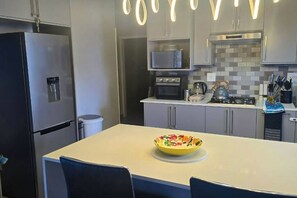 Fridge, microwave, stovetop, dishwasher