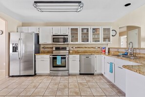 Fridge, microwave, oven, stovetop - Prime Location With Pool Just 3-mins From Westgate Entertainment! (Glendale)