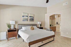 3 chambres, fer et planche à repasser, lit de bébé portatif