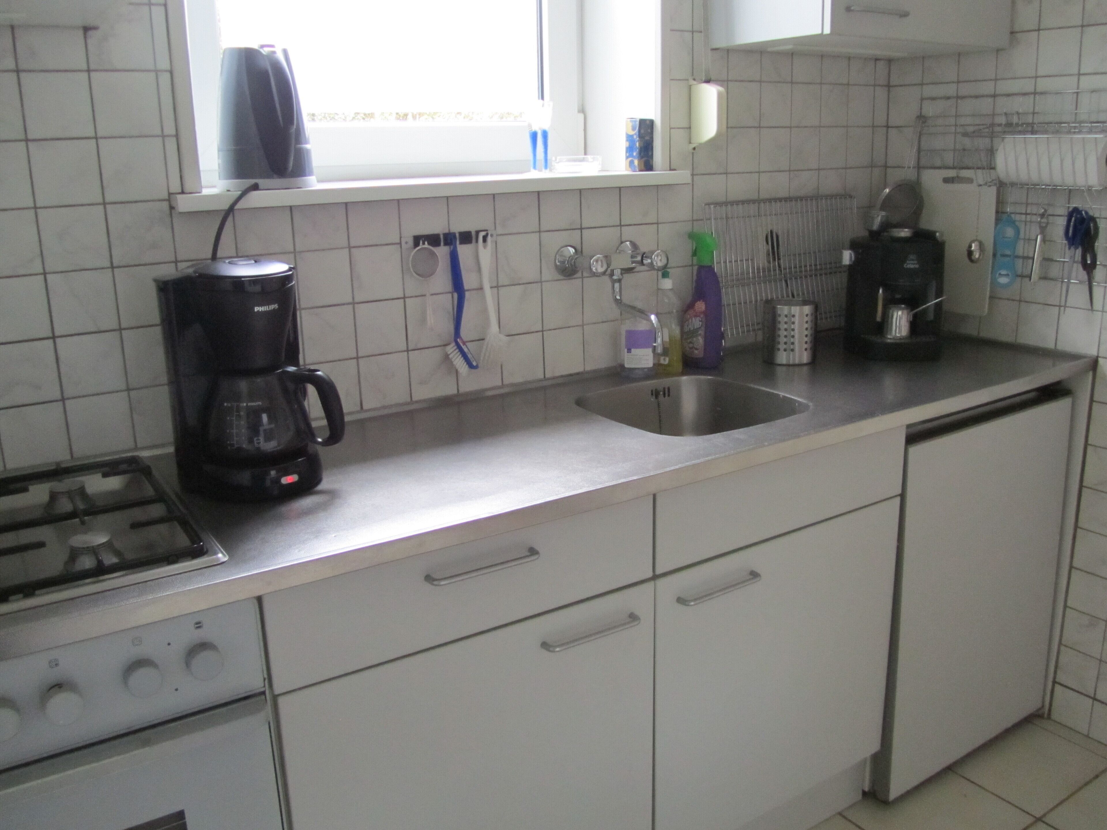 Een oven, een kookplaat, een koffiezetapparaat/waterkoker