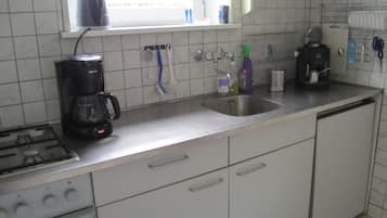 Een oven, een kookplaat, een koffiezetapparaat/waterkoker