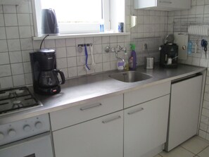 Horno, placa de cocina, cafetera/tetera, tetera/pava eléctrica