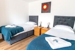 5 chambres, fer et planche à repasser, Wi-Fi, draps fournis