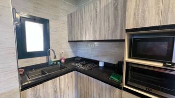 Microonde, piano cottura, pentole/stoviglie/utensili