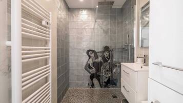 Apartment | Bathroom | Hair dryer, towels, shampoo