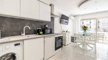 Apartemen | Dapur pribadi | Lemari es, microwave, oven, dan mesin pembuat kopi/teh