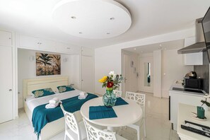 1 habitación, tabla de planchar con plancha y ropa de cama