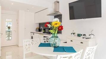 Apartemen | Dapur pribadi | Lemari es, microwave, oven, dan mesin pembuat kopi/teh