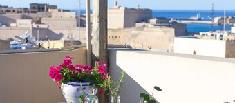 Traditional townhouse with roof terrace RTHE1-1