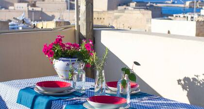 Traditional townhouse with roof terrace RTHE1-1