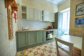 Fridge, oven, coffee/tea maker, toaster