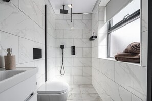 Douche, sèche-cheveux, serviettes fournies, savon