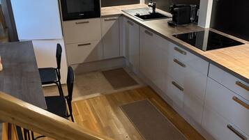 Een koelkast, een microgolfoven, een oven, een kookplaat