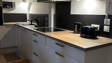 Réfrigérateur, micro-ondes, four, plaque de cuisson