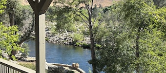  Riverfront 2BR w/ Saline Hot Tub, Private Beach & Walkable Kernville
