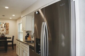 Fridge, microwave, oven, stovetop - Orlando 3 Bedroom Close to Disney (Orlando)