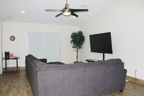 TV, books - Orlando 3 Bedroom Close to Disney (Orlando)