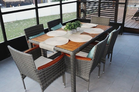 Outdoor dining. Orlando 3 Bedroom Close to Disney