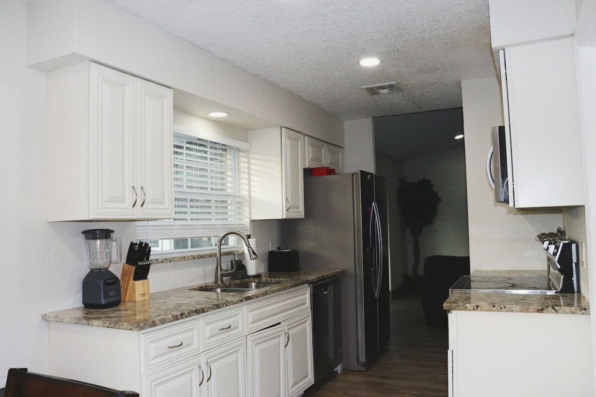 Refrigerador, microondas, horno y parrilla de estufa 