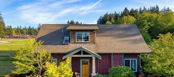 Sunny Backyard, Fireplace, Coastal Access in Peaceful Neighborhood Near Shopping