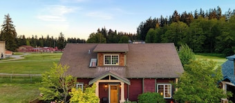 Sunny Backyard, Fireplace, Coastal Access in Peaceful Neighborhood Near Shopping
