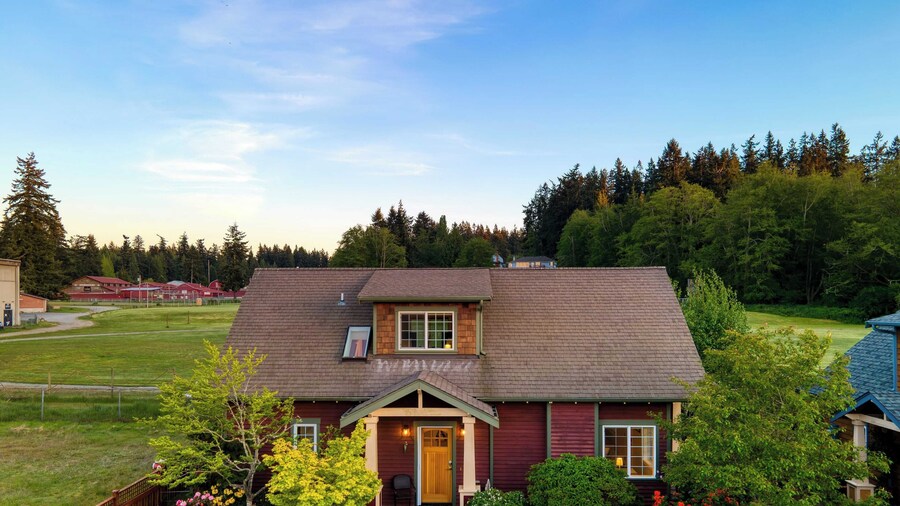 Sunny Backyard, Fireplace, Coastal Access in Peaceful Neighborhood Near Shopping