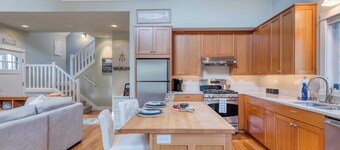 Sunny Backyard, Fireplace, Coastal Access in Peaceful Neighborhood Near Shopping