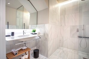 Dusche, Haartrockner, Handtücher