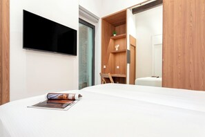 2 bedrooms, desk, iron/ironing board, WiFi