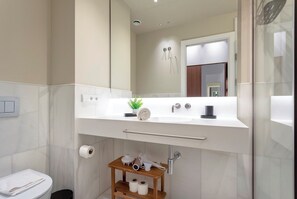 シャワー、ヘアドライヤー、タオル