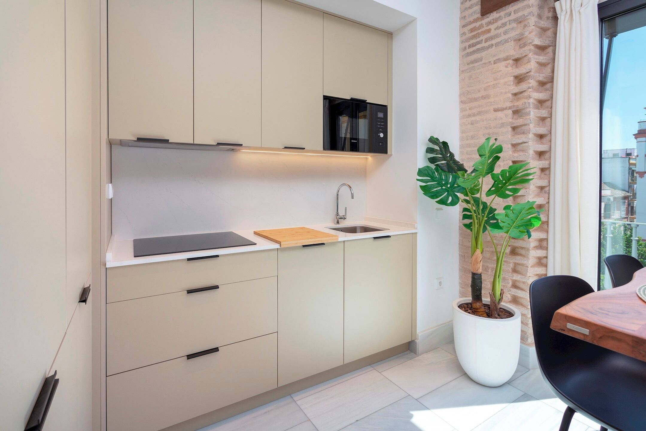 Een koelkast, een magnetron, een oven, een vaatwasser