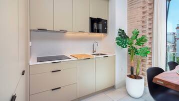 Een koelkast, een magnetron, een oven, een vaatwasser