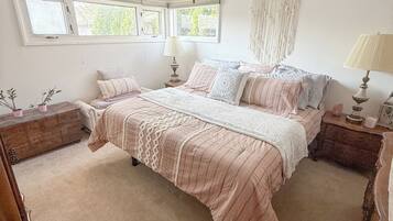 3 bedrooms, iron/ironing board, WiFi, bed sheets