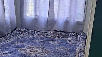 1 slaapkamer, een strijkplank/strijkijzer, gratis wifi, beddengoed