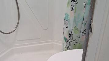 Een douche, een haardroger, handdoeken, zeep