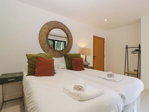 6 bedrooms, individually decorated, individually furnished, free WiFi - Forest Lodge (Pontyclun)