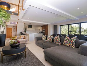 Cottage | Living area - Forest Lodge (Pontyclun)